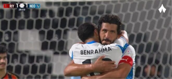 صورة للاعب كرة القدم المصري أحمد حجازي يرتدي قميص نيوم السعودي