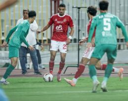 لاعبو النادي الأهلي يحتفلون بهدف خلال مباراة في الدوري المصري