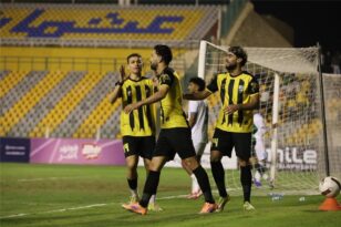 لاعبو المقاولون العرب يحتفلون بهدف في مرمى مودرن سبورت