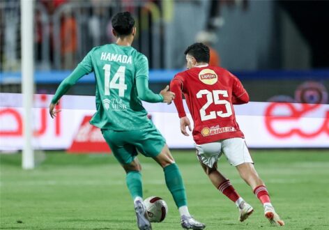لاعبو الأهلي يحتفلون بهدف في مباراة ضد المصري