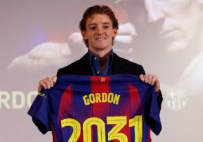 لاعب كرة القدم أنتوني جوردون يرتدي قميص برشلونة الجديد