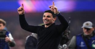 لاعبو أرسنال يحتفلون بلقب الدوري الإنجليزي الممتاز على متن حافلة مكشوفة في شوارع شمال لندن