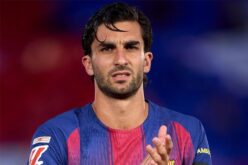لاعب برشلونة فيران توريس يركض بالكرة