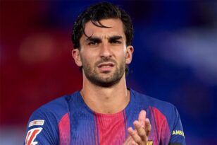 لاعب برشلونة فيران توريس يركض بالكرة