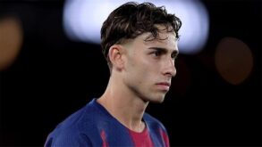 لاعب برشلونة فيرمين لوبيز أثناء مباراة