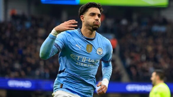 عمر مرموش لاعب مانشستر سيتي يركض بالكرة