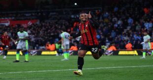 جونيور كرويبي يحتفل بتسجيل هدف رائع لبورنموث ضد مانشستر سيتي في الدوري الإنجليزي الممتاز
