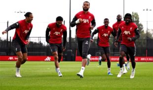 لاعب ليفربول كورتيس جونز يرتدي قميص الفريق