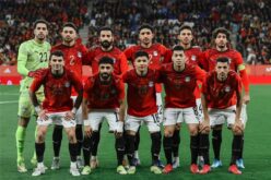 لاعبو منتخب مصر يرفعون كأسًا خلال مباراة