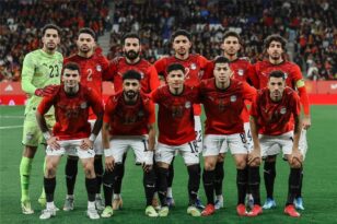 لاعبو منتخب مصر يرفعون كأسًا خلال مباراة
