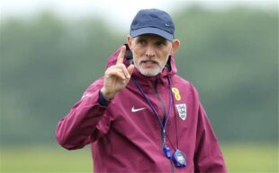 لاعبو منتخب إنجلترا يحتفلون بهدف خلال مباراة في كأس العالم