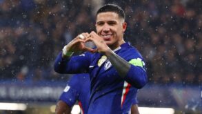 لاعب تشيلسي إنزو فيرنانديز يحتفل بتسجيل هدف رائع ضد توتنهام