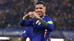 لاعب تشيلسي إنزو فيرنانديز يحتفل بتسجيل هدف رائع ضد توتنهام