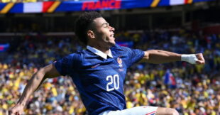 لاعبو منتخب فرنسا يحتفلون بهدف في كأس العالم
