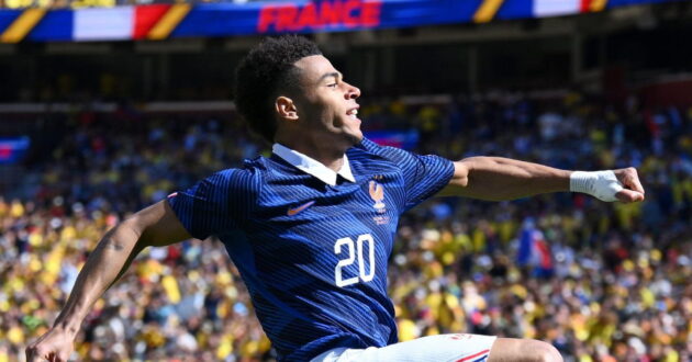 لاعبو منتخب فرنسا يحتفلون بهدف في كأس العالم