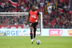 لاعب كرة القدم جيريمي جاكيه يرتدي قميص ليفربول