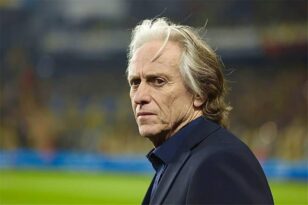 المدرب جورجي جيسوس يرفع كأس دوري روشن السعودي مع لاعبي النصر