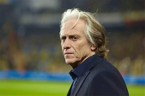 المدرب جورجي جيسوس يرفع كأس دوري روشن السعودي مع لاعبي النصر