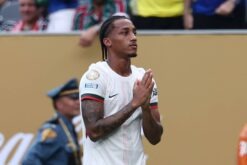 لاعب كرة القدم جواو بيدرو يرتدي قميص منتخب البرازيل