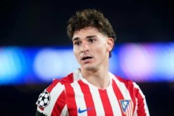 جوليان ألفاريز لاعب أتلتيكو مدريد يرتدي قميص المنتخب الأرجنتيني