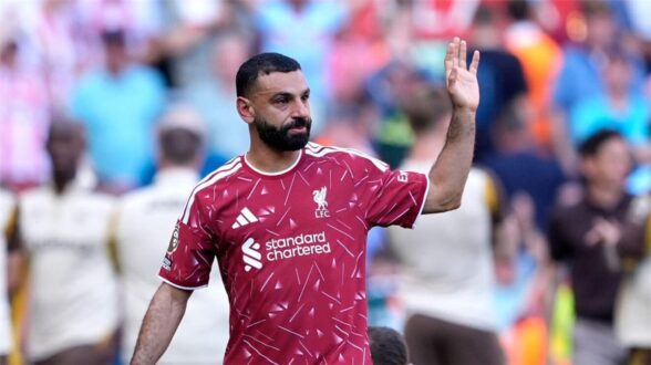 محمد صلاح لاعب كرة قدم مصري يرتدي قميص ليفربول
