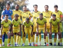 لاعب كرة قدم من فريق المغرب الفاسي يحتفل بتسجيل هدف