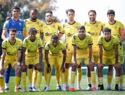 لاعب كرة قدم من فريق المغرب الفاسي يحتفل بتسجيل هدف