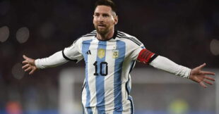 ليونيل ميسي يرفع كأس العالم مع منتخب الأرجنتين