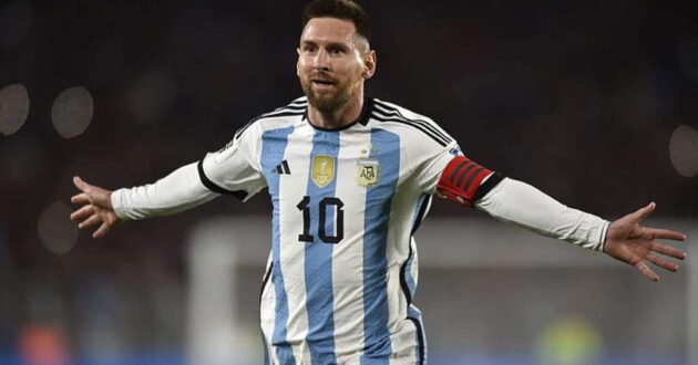 ليونيل ميسي يرفع كأس العالم مع منتخب الأرجنتين