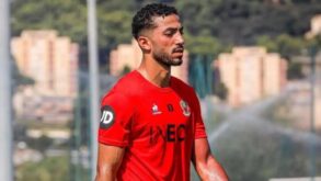لاعب كرة القدم المصري محمد عبد المنعم يرتدي قميص منتخب مصر