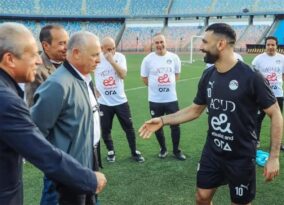محمد صلاح يرتدي قميص منتخب مصر ويحمل كأسًا
