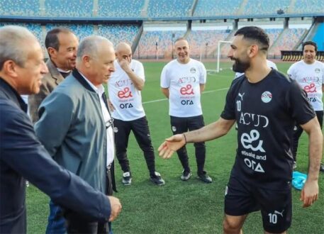 محمد صلاح يرتدي قميص منتخب مصر ويحمل كأسًا