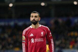 محمد صلاح يرتدي قميص ليفربول