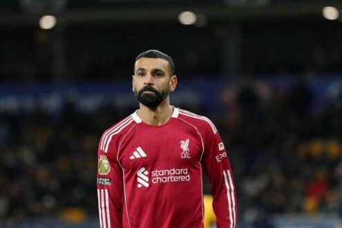 محمد صلاح يرتدي قميص ليفربول