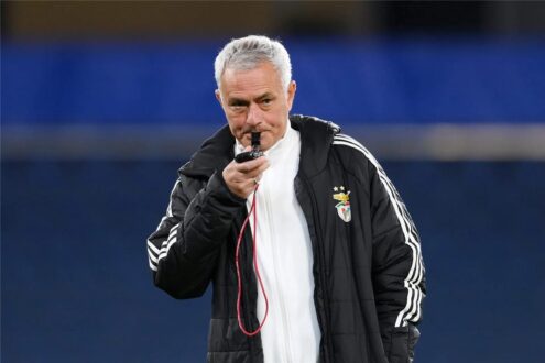 صورة لجوزيه مورينيو يفكر بين شعاري ريال مدريد وبنفيكا