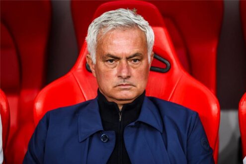 جوزيه مورينيو مدرب ريال مدريد يضع خططًا للاعبين