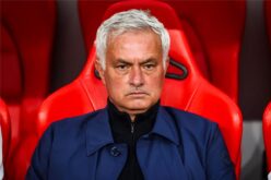 جوزيه مورينيو يقف على خط التماس في ملعب ريال مدريد