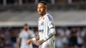 نيمار نجم منتخب البرازيل لكرة القدم أثناء تعرضه للإصابة