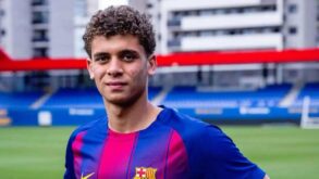 لاعب كرة القدم حمزة عبد الكريم يرتدي قميص برشلونة