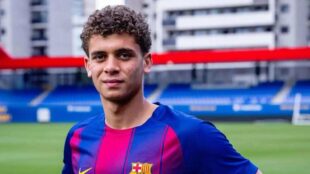 لاعب كرة القدم حمزة عبد الكريم يرتدي قميص برشلونة