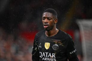 عثمان ديمبلي لاعب باريس سان جيرمان يبتسم