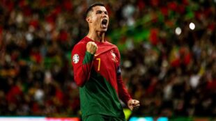 كريستيانو رونالدو يرفع كأس البرتغال