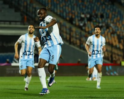 لاعبو نادي بيراميدز يستعدون لمباراة ضد سموحة في الدوري المصري