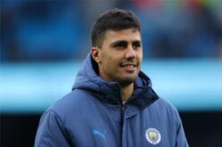لاعب كرة قدم يرتدي قميص ريال مدريد