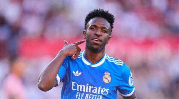 لاعب ريال مدريد فينيسيوس جونيور يحتفل بهدف