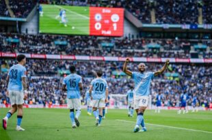 لاعب كرة القدم رودري يرتدي قميص مانشستر سيتي