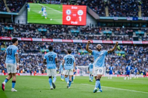 لاعب كرة القدم رودري يرتدي قميص مانشستر سيتي