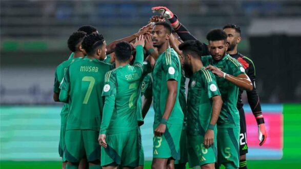 لاعبو منتخب السعودية يحتفلون بهدف خلال مباراة