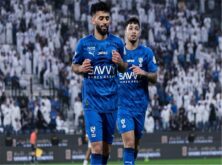لاعبو الهلال يحتفلون بتسجيل هدف في مباراة ضد نيوم