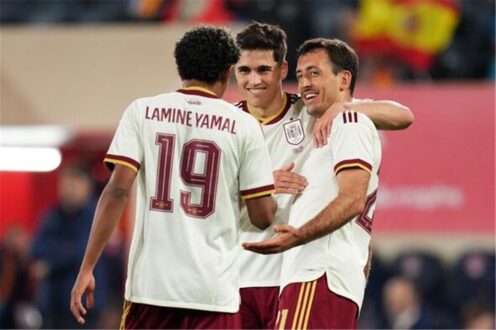 لاعبو منتخب إسبانيا يحتفلون بهدف في كأس العالم